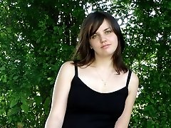 Bimbos pay no attention on guy shooting their upskirt