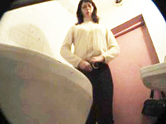 Kinky voyeur spies after hot pissing babes