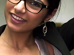 Curvaceous nympho Mia Khalifa is fingering her cooter