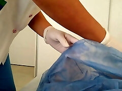 une infirmière sexy m'a aidé à libérer du sperme avec une branlette