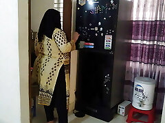 (Indian Steamy Maa ke sath Beta Jabardasti chudai) When stepmother opened the fridge, stepson fucked & put her in the fridge