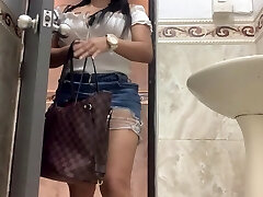 SHORT SKIRT IN PUBLIC TOILET(Splendid LATINA)