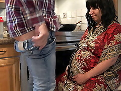 madrastra embarazada engañando a su hijastro mientras su marido está en el trabajo