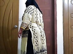 (Tamil steamy Maa Apne Bete ke sath chudai karta hai) Indian MILF Stepmom helps Stepson cum - But Accidentally creampie