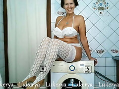 Lukerya挑逗她的身体在家里的厨房