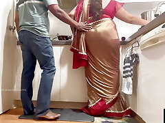 रसोई घर में भारतीय जोड़ी रोमांस - साड़ी सेक्स-साड़ी ऊपर उठा लिया और गधा