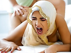 muslimische süße mit saftigen titten babi star beugt sich vor und nimmt fetten schwanz in ihren arsch - hijab hookup