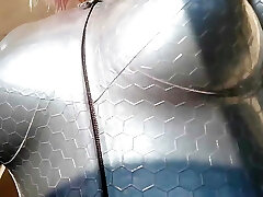 lateks guma fetysz catsuit domowej roboty wideo z krzywego dziewczyna w texturized fetisch odzież