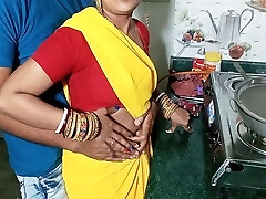 индийская девушка–горничная дези занимается жестким сексом на кухне - секс видео с пожарной парой