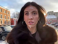 chica accedió a caminar con un extraño y#039 s semen en su cara en un lugar público-cumwalk