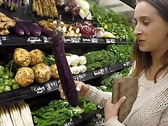 Babe flashing on the golf course and in the grocery shop