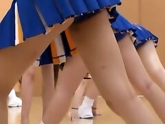 美妙的日本模式Uta琥珀阿墨水岛,Nanaka舒适的在疯狂的超短裙，集团性别熟的场景
