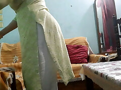 Desi Hot Maid ko choda cheque bhadwane ke chakkar me