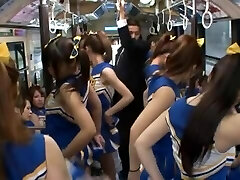 疯狂的日本他妈的巨星在公共巴士与热啦啦队