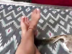 Young girl showing her poon ????