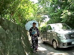 Kimono lady in a van sucks pipe and gets toy fucked