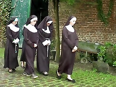 las monjas del convento son verdaderas putas