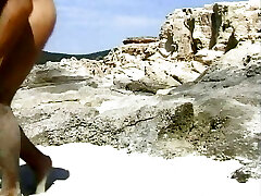 superbe allemande aux cheveux noirs se fait forcer à la plage