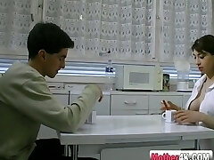 madre con grandes tetas falsas se desnuda y hace una mamada madre con grandes tetas falsas se desnuda y hace una mamada