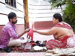 Desi Brassiere and Panty Salesman Bade Bade Dudhwali Gao ki Chhori Ko Bra ke badale Chod Diya Maje Lekar ( Hindi Audio )