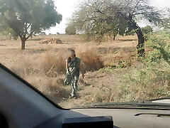 Road par ek ladki pisab kar rahi thi usko camper me bula kar thoka