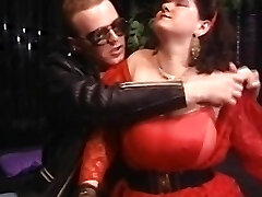 भारी स्तन के साथ एक गोल-मटोल जर्मन फूहड़ उसके बालों वाले योनी के अंदर एक लंबी छड़ी हो जाता है