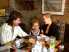 Two mind-blowing German chicks sharing a loaded beef whistle on the kitchen table