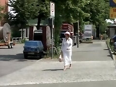 लंपट दादी हर संभव तरीके से