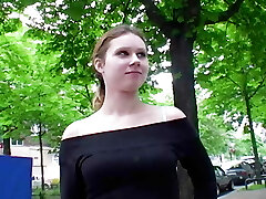 linda adolescente alemana obtiene su coño afeitado y apretado destrozado
