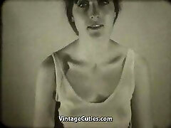 Stunner Films Herself Masturbating (1960s Vintage) Stunner Films Herself Masturbating (1960s Vintage)