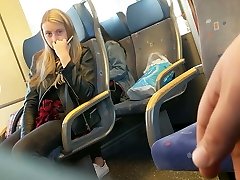 девушка на поезде в шоке от большой выпуклости