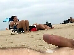 eccitato di essere visto dalle donne al momento dell'eiaculazione / spiaggia nudista