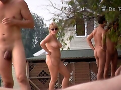 Пошатываясь сучки веселятся на пляже Пошатываясь сучки веселятся на пляже