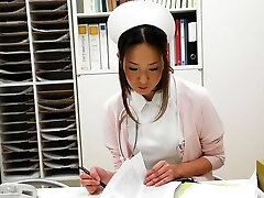 azjatycki pielęgniarka dostaje jej mokrej różowej cipki sprawdzili