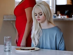 Elexis and Elsa are having the best sapphic session in history!