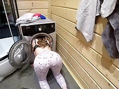 贝拉被困在洗衣机和机会主义doggystyled。