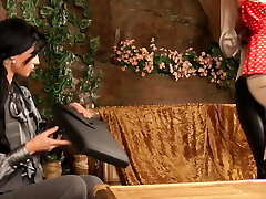 женщины издеваются над женщиной с помощью страпона женщины издеваются над женщиной с помощью страпона