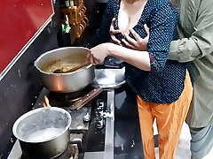 дези домохозяйка занимается анальным сексом на кухне, пока она готовит дези домохозяйка занимается анальным сексом на кухне, пока она готовит