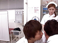 японская похотливая медсестра трахается с двумя членами кончая в жопу