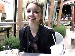 hübsches küken in einem bösen nuttigen kleid, das in der öffentlichkeit blinkt hübsches küken in einem bösen nuttigen kleid, das in der öffentlichkeit blinkt