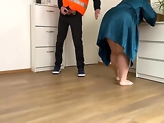 Hot Milf - Package Delivery Man Cums On Gorgeous Milf Ass 5 Minute