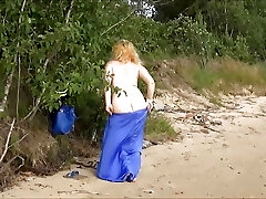 罗莎在沙滩上散步换衣服