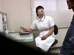 японская медсестра стонет, пока ее трахает совершенно незнакомый человек