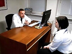 немецкая пышная беременная подросток - изменщица трахается с доктором на гинекологическом осмотре