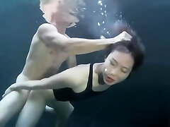 पानी के नीचे एक लड़के के साथ बिकनी लड़की सेक्स