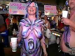 hermosas chicas del festival exponiendo su piel fiesta callejera de halloween fa