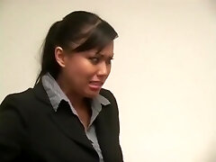 亚洲办公室的荡妇-女同性恋Mika引诱阿韦纳一案中，抓住了老板3some