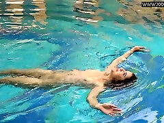 горячая татуированная чешская сексуальная в бассейне