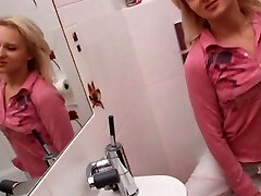 सुनहरे बालों वाली लड़की एक बाथरूम में