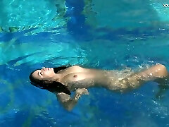 性感的美人鱼由Bruhova执行她的热水下表演
